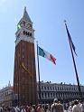 nic055_Klokkentoren  de drie mooi versierde  masten, we zien de vlag van Venetie, van Italie en van de EU